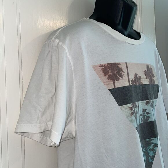 Aeropostale beach & palm tree theme T-shirt - Picture 4 of 8